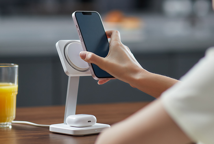 ESR 2 in 1 Charger with fast magnetic charging features